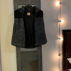 Prince & Fox | size large | black/white heathered vest with hood